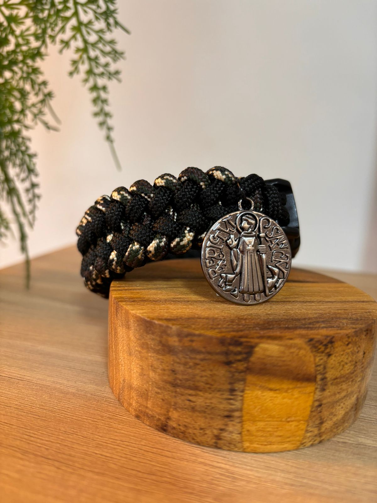 Pulseira masculina (paracord – Medalha de São Bento)